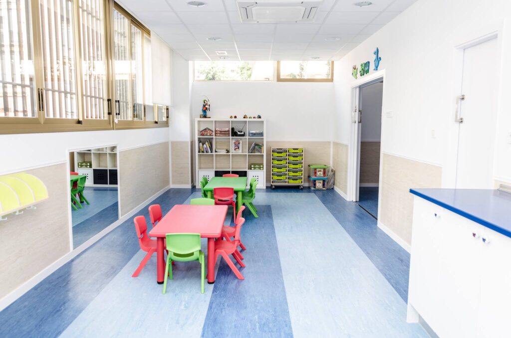 aula colorida de educación infantil