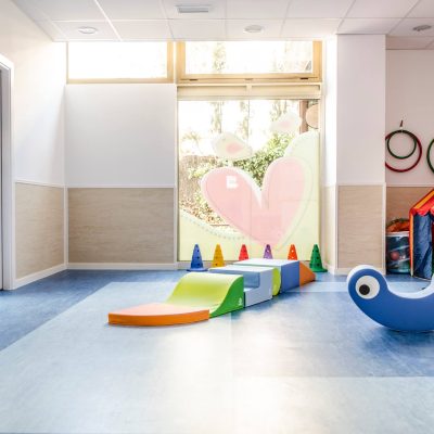 profesora leyendo a los niños